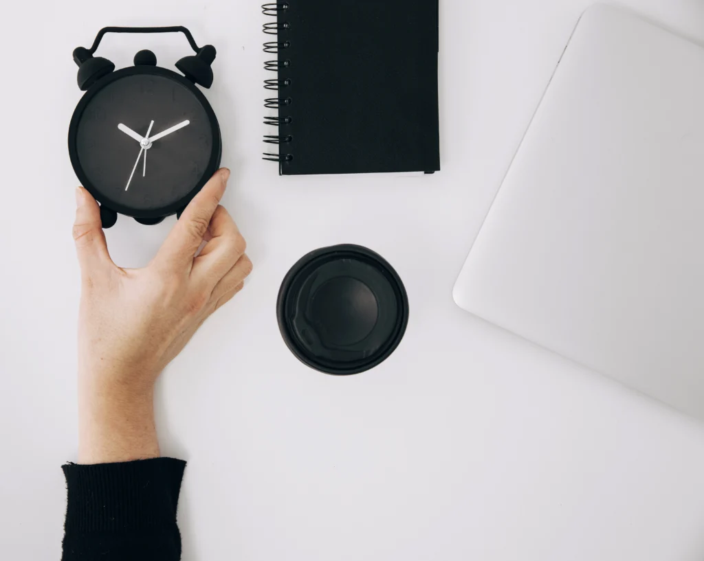 mano-de-una-persona-sosteniendo-un-reloj-despertador