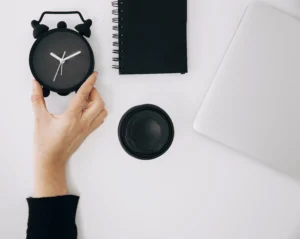 mano-de-una-persona-sosteniendo-un-reloj-despertador