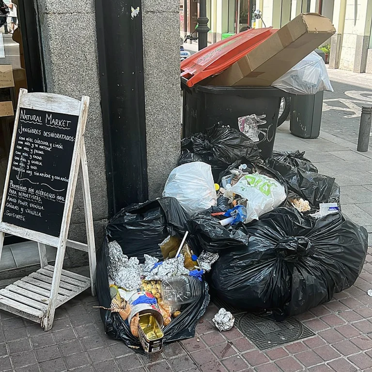 Basura-a-la-puerta-de-un-negoci