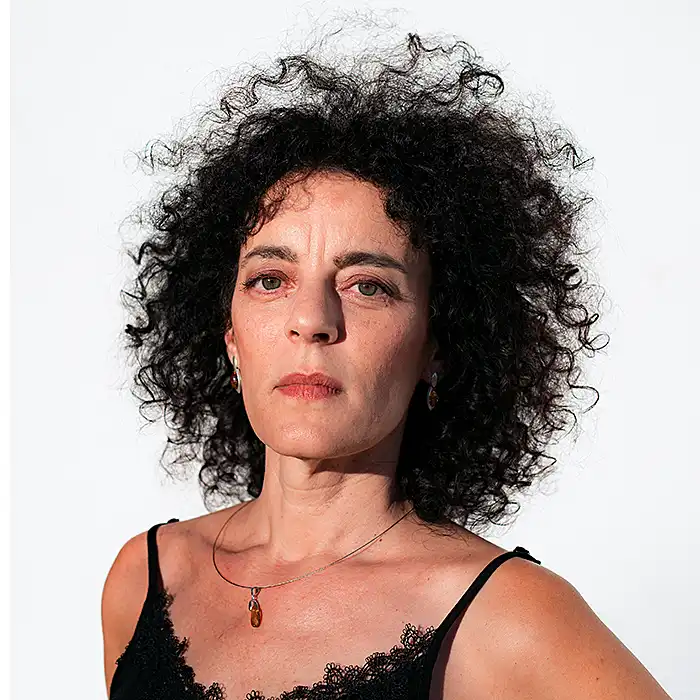 Retrato de Amel el Yamani ante un fondo blanco
