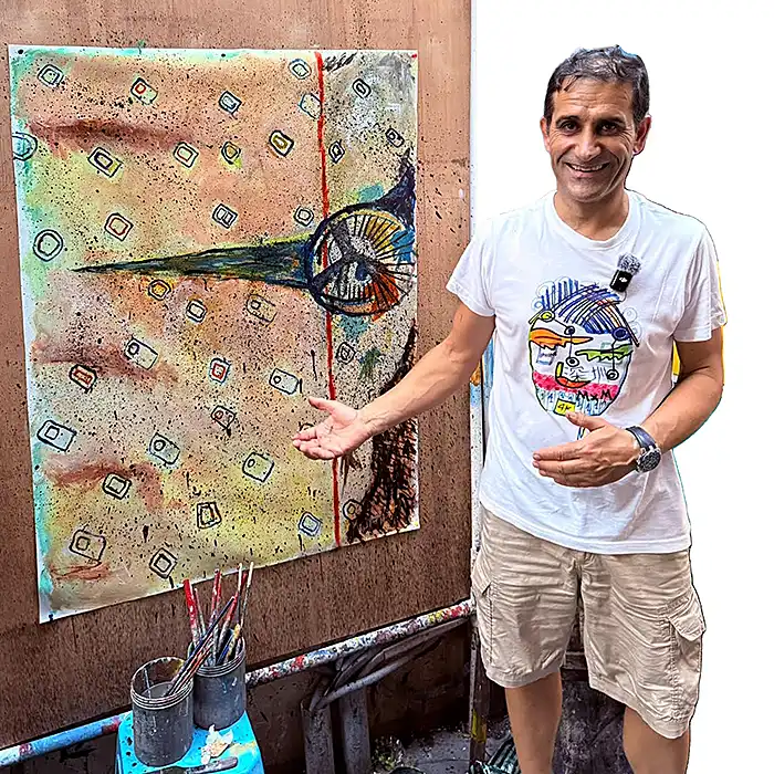 Persona sonriente junto a una pintura abstracta con figuras geométricas y una línea roja