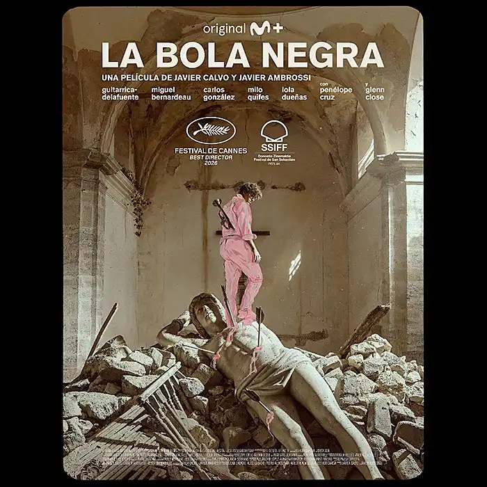 Cartel de la película La bola negra con una figura vestida de rosa entre escombros
