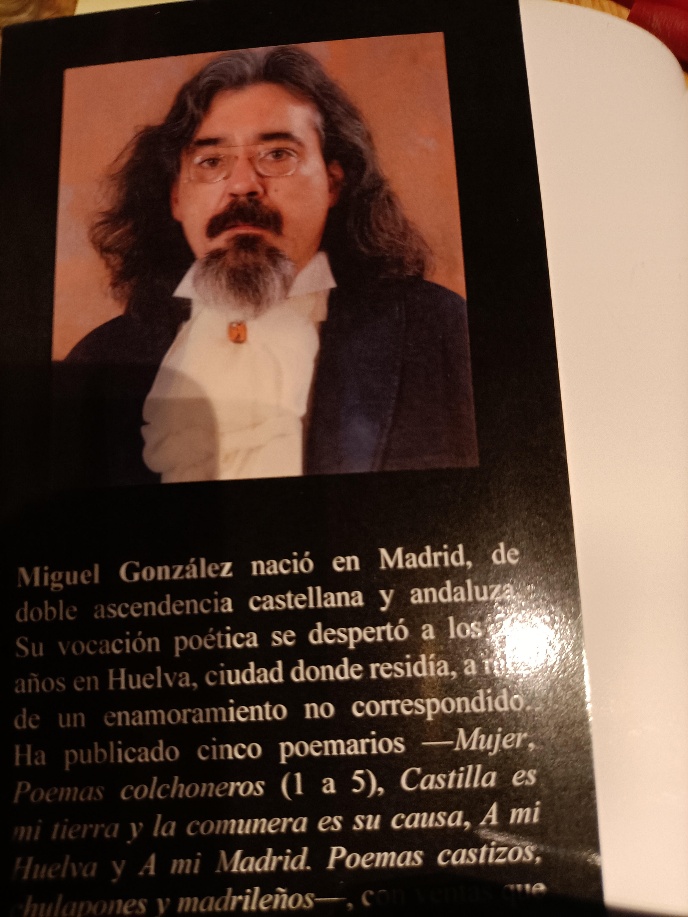 Página impresa con un retrato y texto biográfico de Miguel González